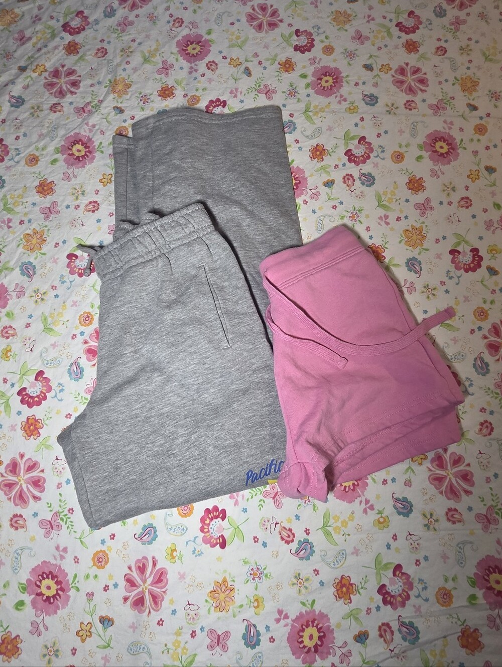PacSun Gray Wide Leg Flea Market Sweatpants & Pink Fleece Lounge Shorts Set